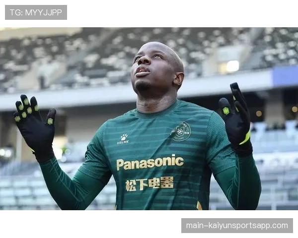 塞内西手球阻挡单刀未获红牌 VAR聚焦首次触球忽略故意动作 塞内西手球阻挡单刀未获红牌 VAR聚焦首次触球忽略故意动作